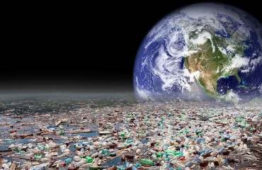 enas-planitis-pnigetai-sta-plastika