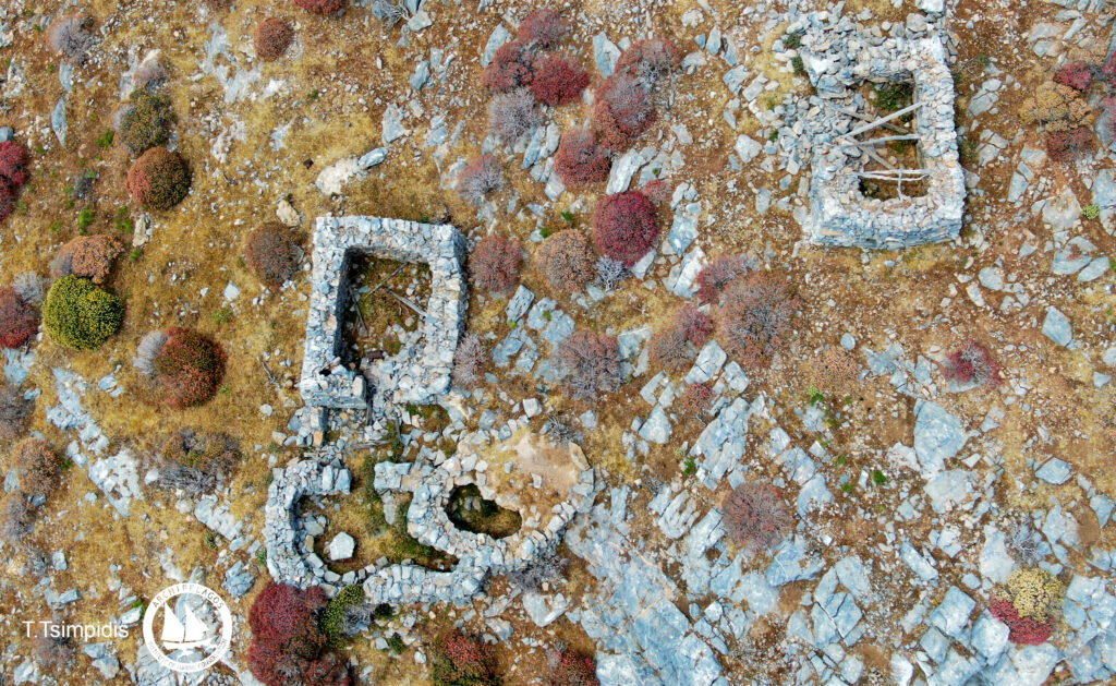 Παλαιά κτίσματα στη νησίδα Άνυδρο